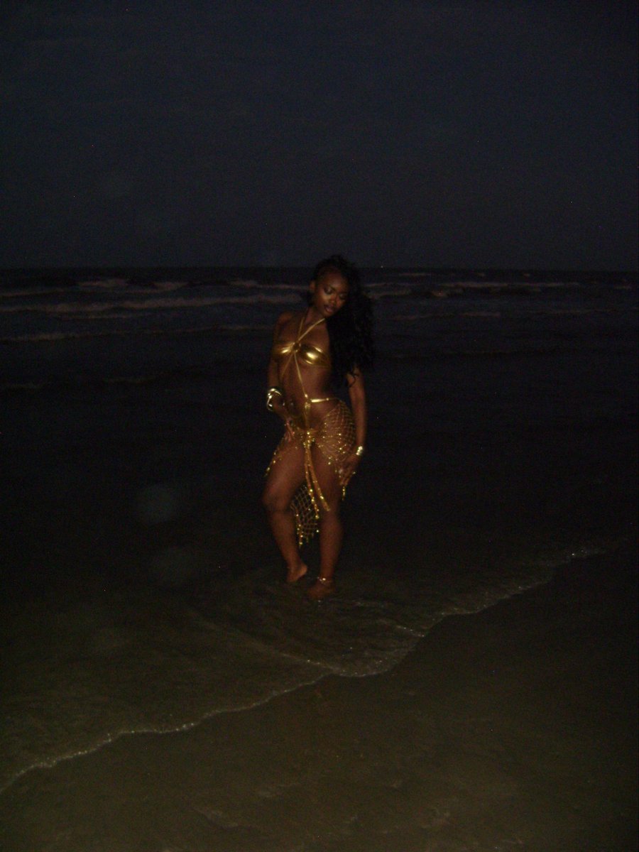 luvfatima_'s tweet photo. still dreaming of my star day at the beach ✨🧜🏾‍♀️ https://t.co/hhcGX2NSRP