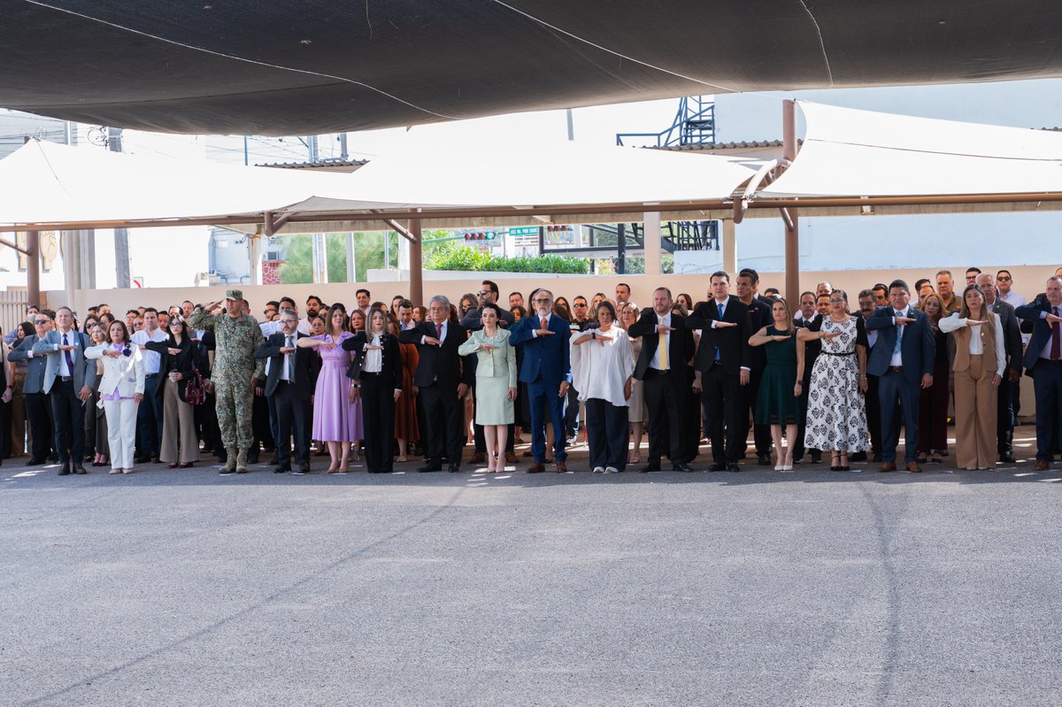 TEESonora's tweet photo. Como parte de las actividades que marcan el inicio del Proceso Electoral Ordinario Local 2026-2027 en Sonora, se llevó a cabo una Ceremonia Cívica de Honores a la Bandera.

Este acto refrenda el respeto a nuestros símbolos patrios y el compromiso de las instituciones con los principios de legalidad, imparcialidad, certeza e independencia que rigen la función electoral.