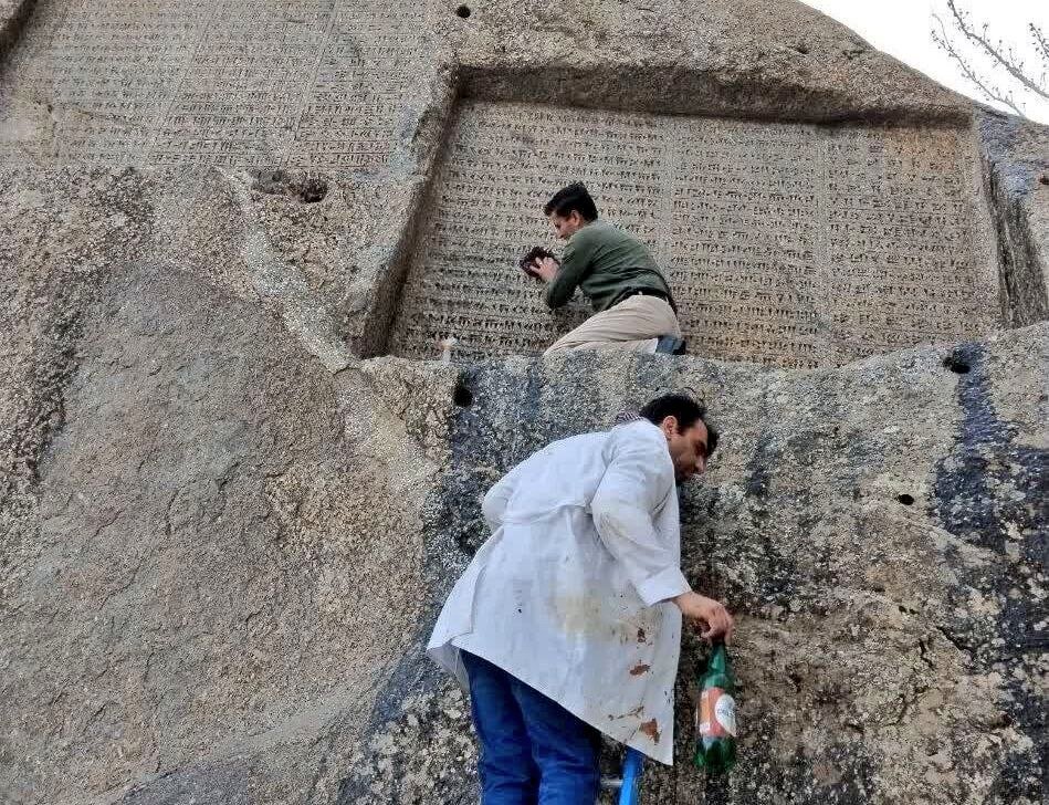 Ansari_Bahman's tweet photo. کتیبه خشایارشا در گنجنامه همدان که توسط یک پفیوز بی‌پدرمادر مورد حمله نارنجک قرار گرفته بود، خوشبختانه مرمت شد و آسیبی به بنا نرسیده است.

متن کتیبه خشایارشا در گنج‌نامه:

«خدای بزرگ است اهورامزدا،
که بزرگ‌ترین خدایان است،
که این زمین را آفرید،
که آن آسمان را آفرید،
که مردم را آفرید،
 که برای مردم شادی آفرید،
که خشایارشا را شاه کرد،
یگانه از میان شاهان بسیار،
یگانه فرمانروا از میان فرمانروایان بی‌شمار.
من خشایارشا، شاه بزرگ، شاهِ شاهان، شاهِ کشورهای دارای ملل بسیار، شاه این سرزمین بزرگِ دوردستِ پهناور، پسر داریوش شاه هخامنشی، هستم.»