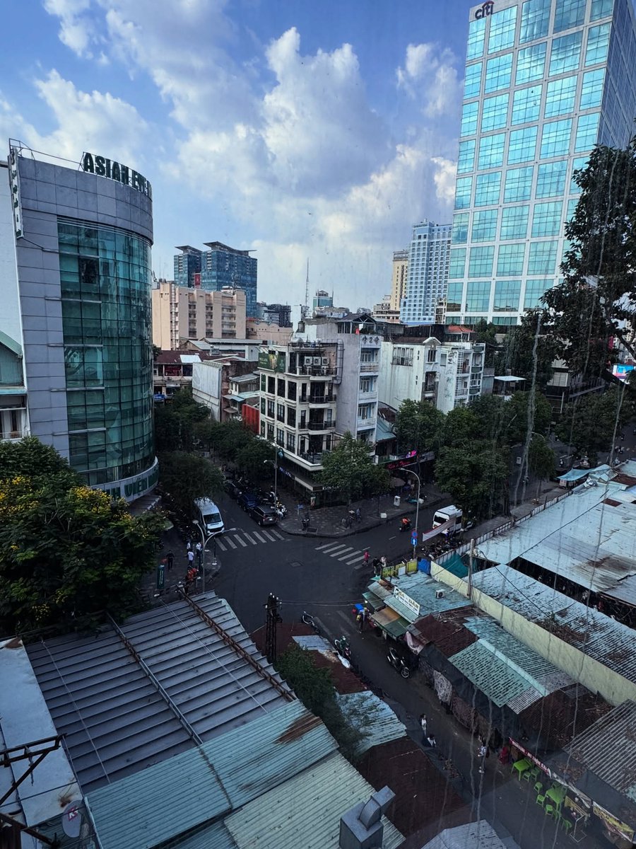YOLIENID's tweet photo. Saigon, Anh Yêu Em! https://t.co/gTFy30eo0d