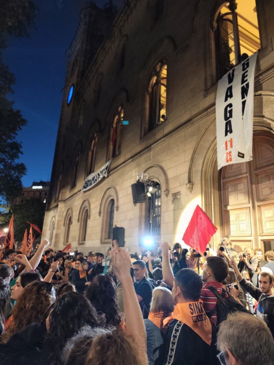 la_IAC's tweet photo. 🔴 Barcelona torna a omplir els carrers pel dret a l'habitatge!

Prou desnonaments, especulació i salaris que no permeten viure dignament!

✊ L'11 de novembre, VAGA GENERAL!

Perquè l'habitatge és un dret, no un negoci. Aturem el país!

#11NVagaGeneral https://t.co/e8pOM8BrcT