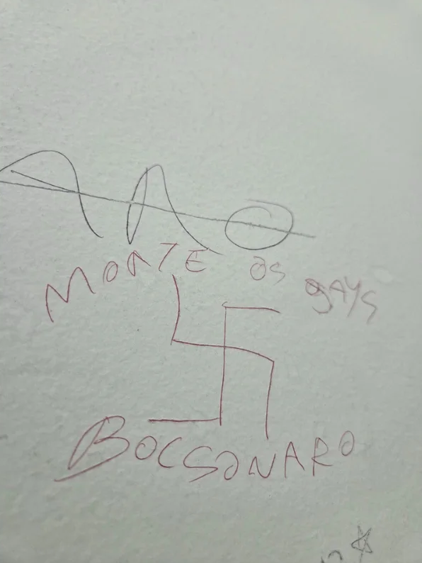 Metropoles's tweet photo. ➡️ Suástica é pichada em banheiro da sede do MPSP. Órgão apura o caso

O desenho do símbolo nazista, encontrado no banheiro masculino da sede do órgão, acompanha sobrenome "Bolsonaro" e a frase "morte aos gays" https://t.co/PGV4tj4CMG