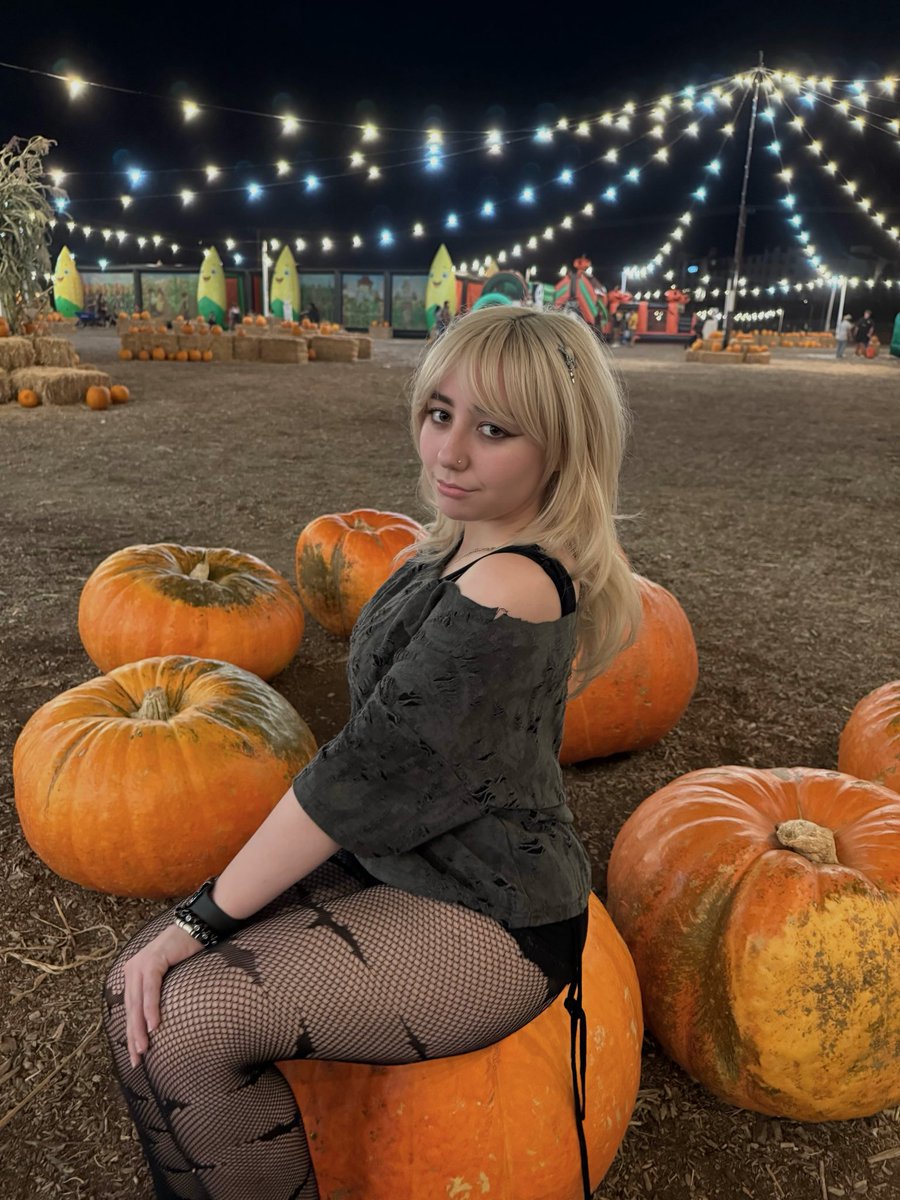 TheKayMaster's tweet photo. If we get to 1000 subs on onlyfans I’ll do a special stream on there AND everyone will get a free set 👀 we need 300 more subs https://t.co/9wez76aRqN https://t.co/hEcBtmhZt0
