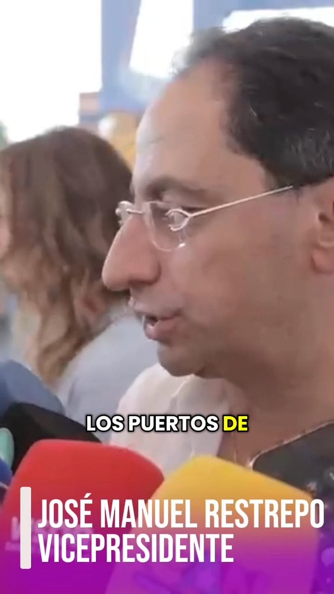 A man with glasses speaks into a microphone, with on-screen text identifying him as 'JOSÉ MANUEL RESTREPO VICEPRESIDENTE' and partially visible Spanish text reading 'LOS PUERTOS DE'.