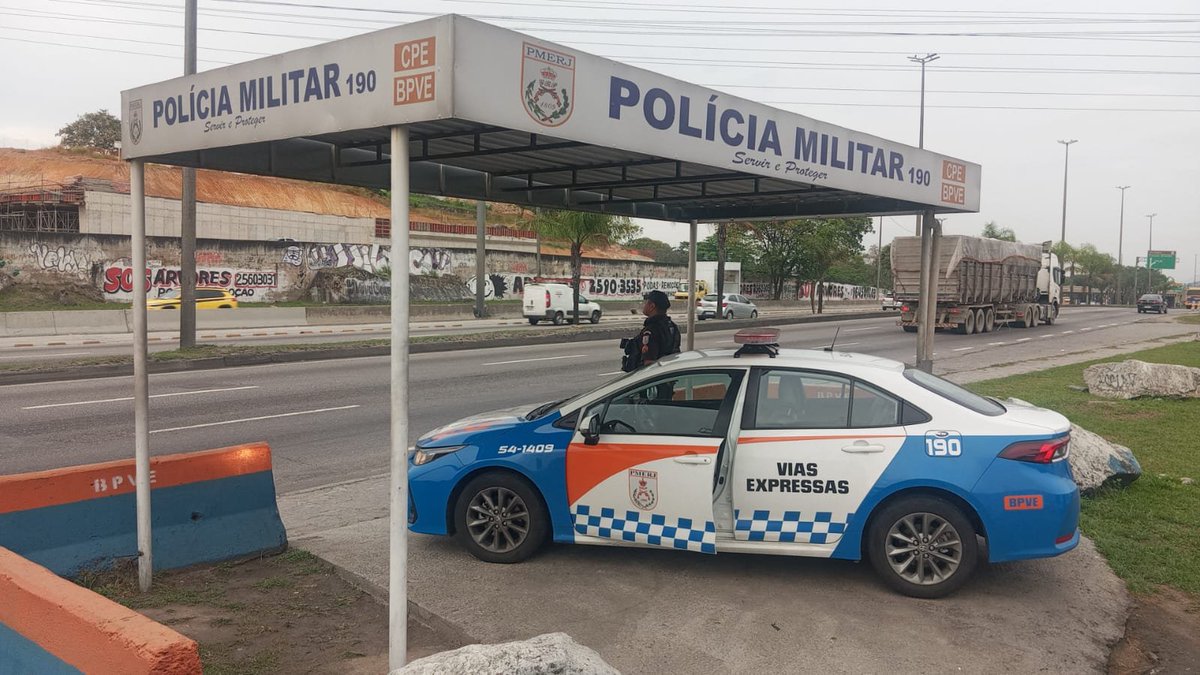 PMERJ's tweet photo. O reforço inclui policiamento na orla, nas principais vias expressas e rodovias, além de pontos de grande circulação, como a Rodoviária do Rio, os aeroportos e o Píer Mauá. #RECOM, #RPMont, #BPVE, #BPTur, #BAC, #BPRv e #GAM atuarão em apoio às unidades operacionais. https://t.co/0KKwlHKhIC
