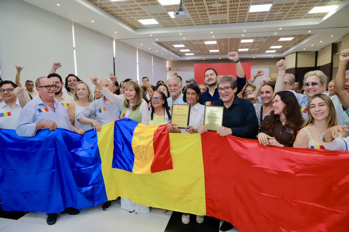 veranodelarosa's tweet photo. ¡El Caribe tiene derecho a decidir su propio destino! 🇹🇩🙌

En la antesala del Día de la Región Caribe, exaltamos la trayectoria de @elviamejiafer y @JaimeAbello, dos grandes impulsores de nuestra identidad y del desarrollo regional. También acompañamos a Carlos Rodado Noriega en la presentación de su libro ‘Nuestra historia contada a partir del Caribe colombiano’.

Seguimos firmes en nuestro propósito de alcanzar una mayor autonomía y avanzar hacia un verdadero país de regiones. ¡En el Caribe estamos listos para dar ese paso! 💪