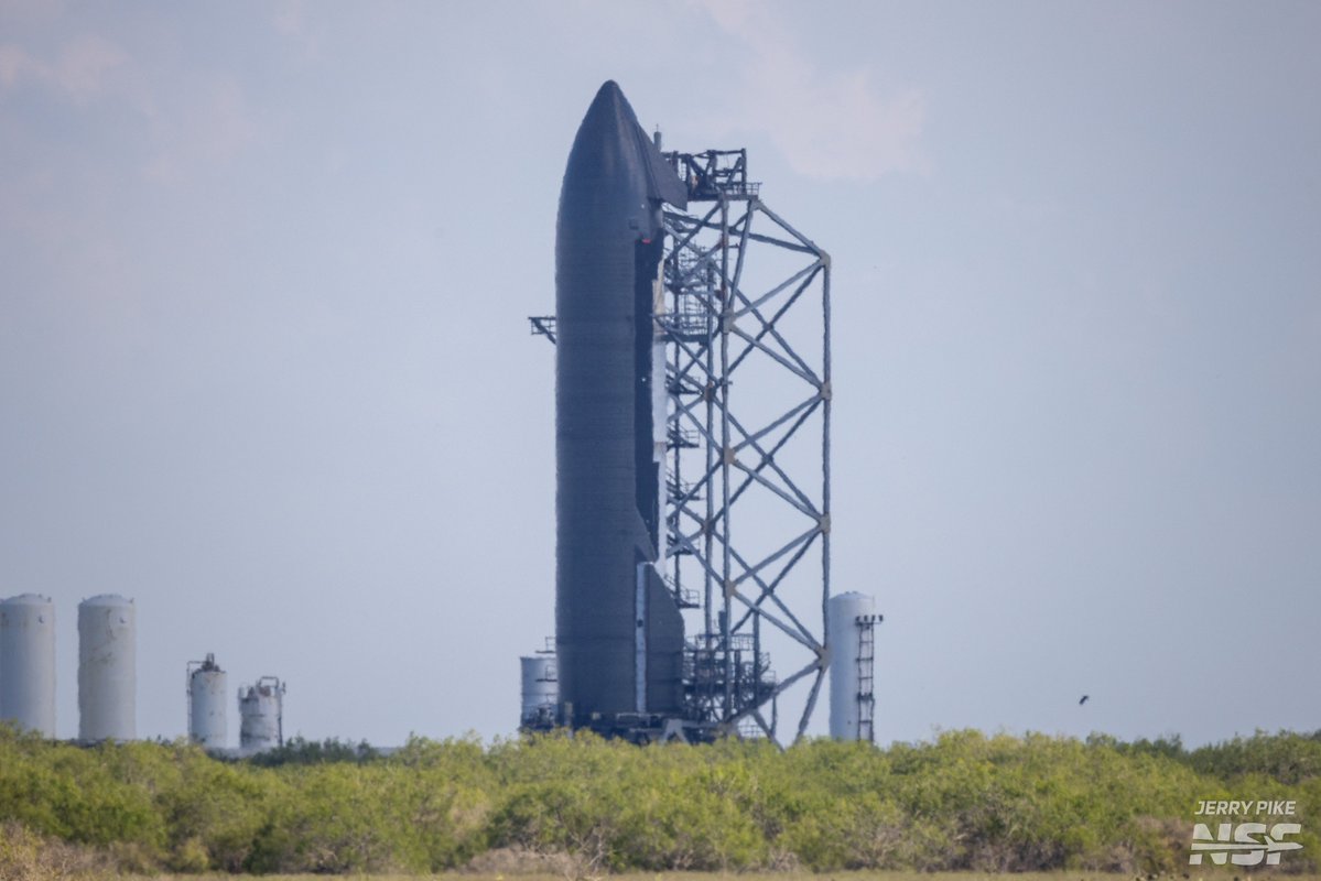 JerryPikePhoto's tweet photo. Meanwhile at Massey test site... Ship 42 is getting frosty! 

https://t.co/LkM3vbvkva https://t.co/wv1am7UPhM
