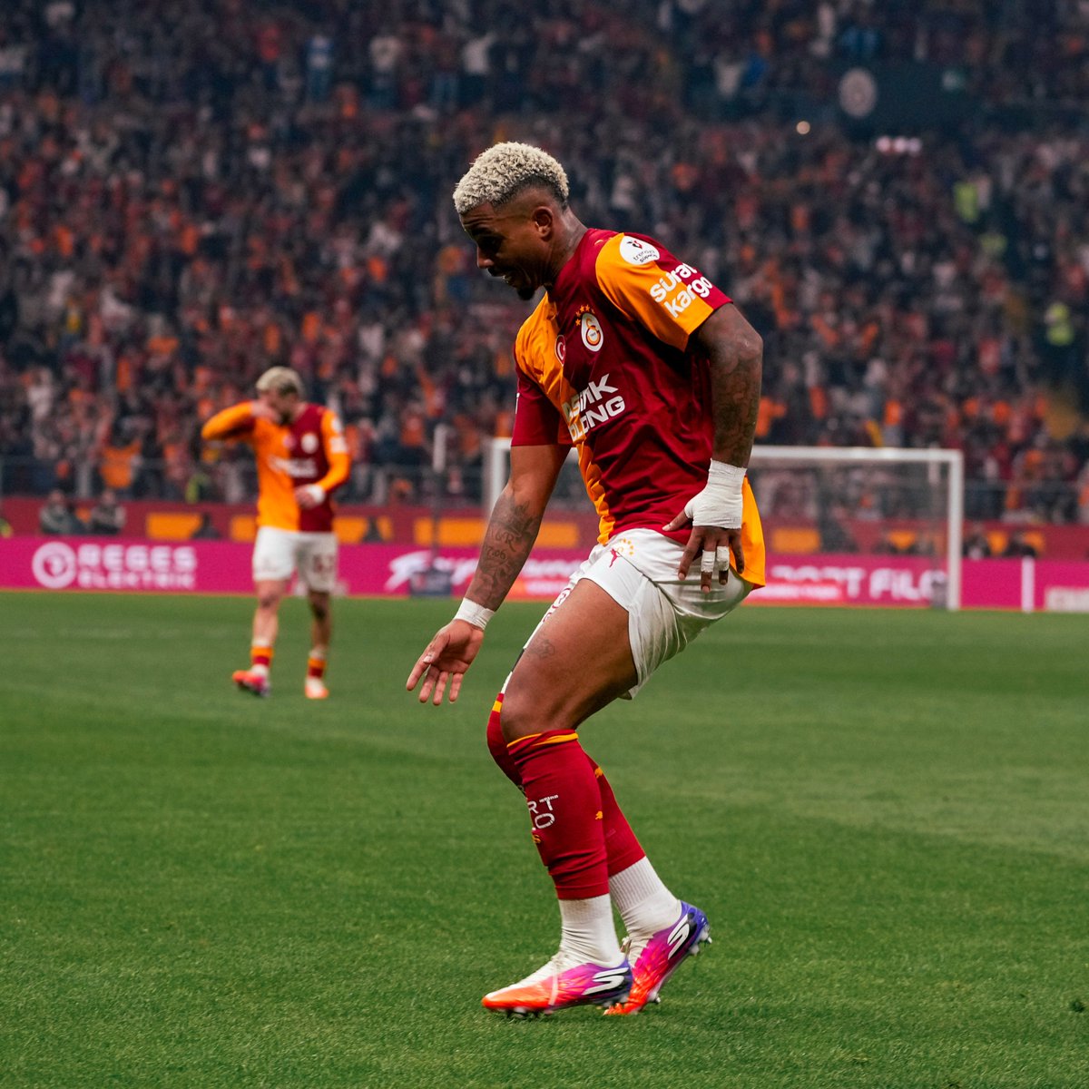 fcnblog's tweet photo. 🕺 Maçın skorunu belirledi, sakatlıktan golle döndü! #MarioLemina https://t.co/WQGai8qBdJ