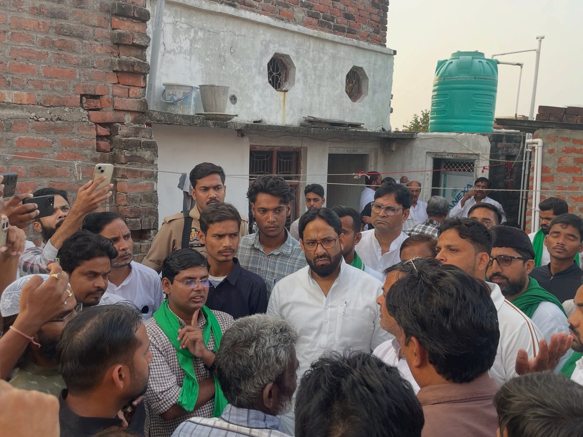 aimim_national's tweet photo. मऊ: दिनांक 28 सितंबर को मऊनाथ भंजन के मोहल्ला इस्लामपुर में शादी का टेंट लगाते समय 11,000 वोल्ट की हाईटेंशन बिजली लाइन की चपेट में आने से 3 नौजवानों की मौत हो गई थी।आज उनके घर AIMIM प्रदेश अध्यक्ष शौकत अली साहब पहुँचकर शोकाकुल परिवार से मुलाकात की और AIMIM पार्टी की ओर से तीनों परिवार को ₹25,000, 25,000 की चेक द्वारा आर्थिक सहायता प्रदान की गई।

वहीं, दीपिका तिवारी पुत्री प्रदीप तिवारी 33,000 वोल्ट की बिजली की चपेट में आने से बुरी तरह झुलस गई थीं। उनका इलाज लखनऊ स्थित किंग जॉर्ज मेडिकल यूनिवर्सिटी (KGMU) में चल रहा है। आज उनके परिवार से मुलाकात कर पार्टी की ओर से ₹ 20,000 की आर्थिक सहायता प्रदान की गई।

इस मौक़े पर प्रदेश महासचिव शमीम अहमद खान साहब, जनाब मुनव्वर मुर्गा साहब, ज़िला अध्यक्ष जनाब फैज़ अहमद साहब और AIMIM मऊ की टीम मौजूद रही।

@imshaukatali