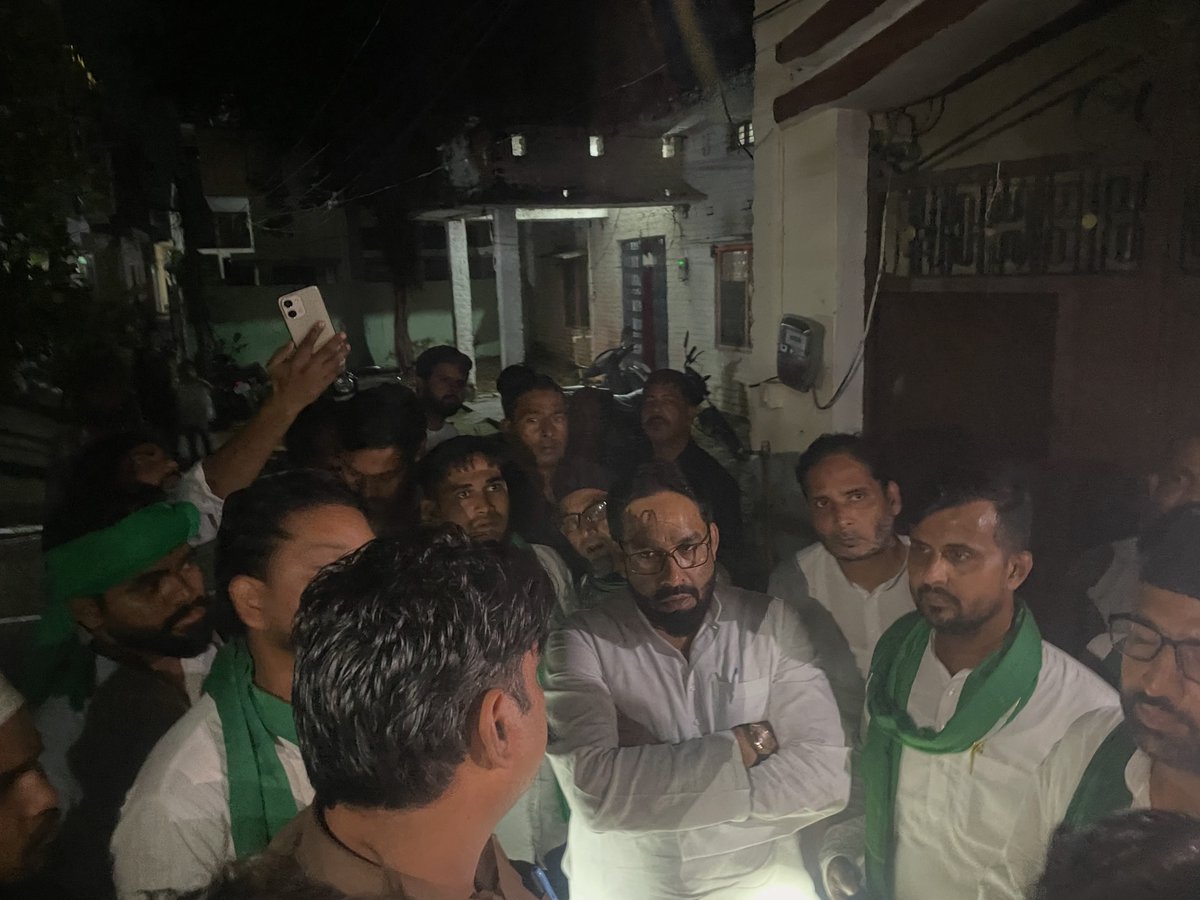 aimim_national's tweet photo. मऊ: दिनांक 28 सितंबर को मऊनाथ भंजन के मोहल्ला इस्लामपुर में शादी का टेंट लगाते समय 11,000 वोल्ट की हाईटेंशन बिजली लाइन की चपेट में आने से 3 नौजवानों की मौत हो गई थी।आज उनके घर AIMIM प्रदेश अध्यक्ष शौकत अली साहब पहुँचकर शोकाकुल परिवार से मुलाकात की और AIMIM पार्टी की ओर से तीनों परिवार को ₹25,000, 25,000 की चेक द्वारा आर्थिक सहायता प्रदान की गई।

वहीं, दीपिका तिवारी पुत्री प्रदीप तिवारी 33,000 वोल्ट की बिजली की चपेट में आने से बुरी तरह झुलस गई थीं। उनका इलाज लखनऊ स्थित किंग जॉर्ज मेडिकल यूनिवर्सिटी (KGMU) में चल रहा है। आज उनके परिवार से मुलाकात कर पार्टी की ओर से ₹ 20,000 की आर्थिक सहायता प्रदान की गई।

इस मौक़े पर प्रदेश महासचिव शमीम अहमद खान साहब, जनाब मुनव्वर मुर्गा साहब, ज़िला अध्यक्ष जनाब फैज़ अहमद साहब और AIMIM मऊ की टीम मौजूद रही।

@imshaukatali