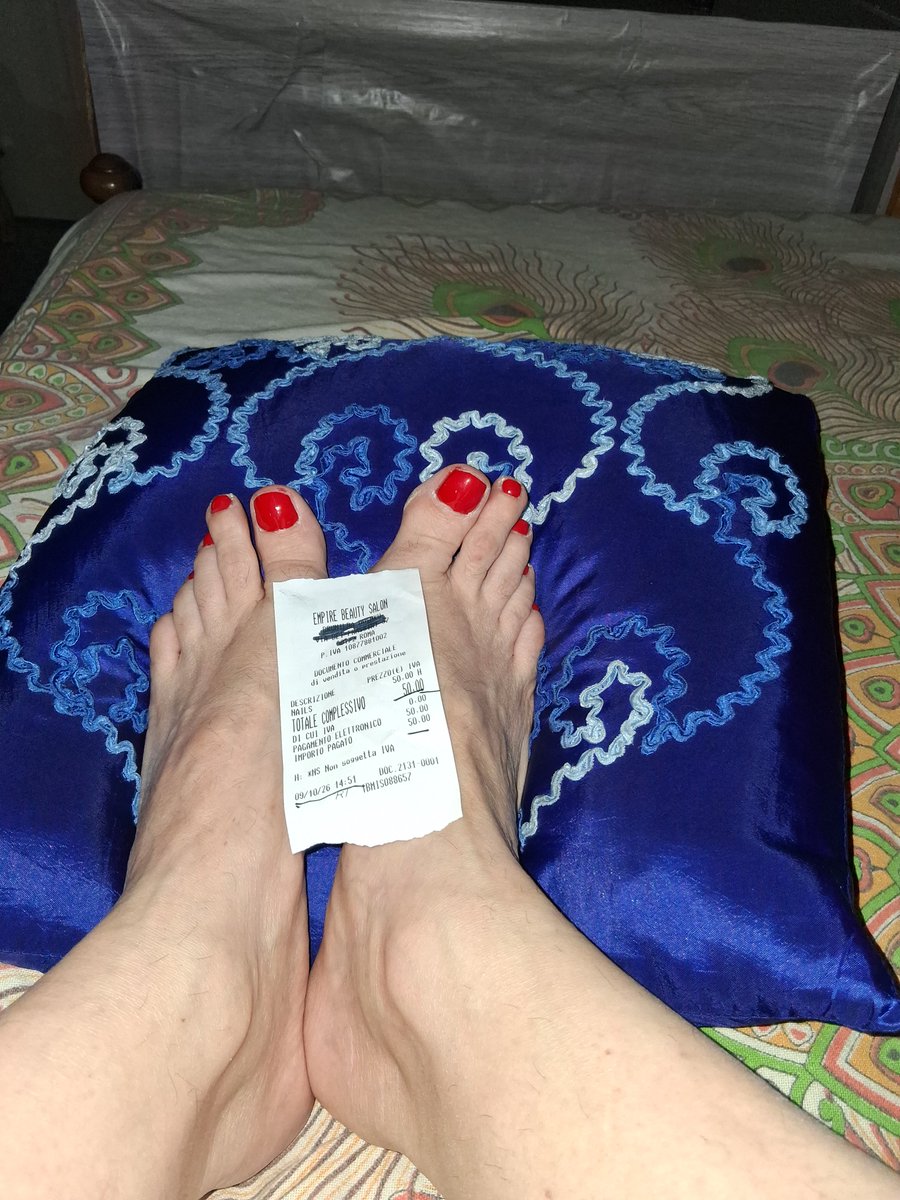 DiamanteDiFuoco's tweet photo. Finalmente dopo 3 mesi ho potuto rimettere la smalto rosso a i piedi Da rimborsare e venire j. Pvt a leccare.
Muoviti e un ordine coglione!
@falcoRTW @PiediniPassione @piedimaschi #fetish #feetfetısh #feetdaddy #feetword #leccapiedi #piedi https://t.co/y7vprs0jh0