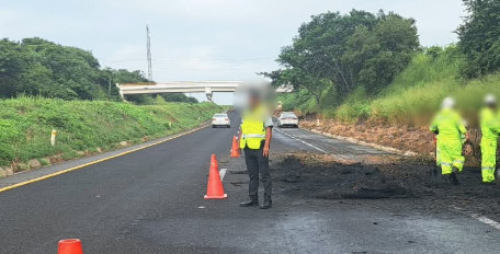 GN_Carreteras's tweet photo. #ViaLibre en #Veracruz tras #VehiculoIncendiado cerca del km 140+300 de la carretera La Tinaja -Cosoleacaque. Maneje con precaución. https://t.co/E7HuiBnocF