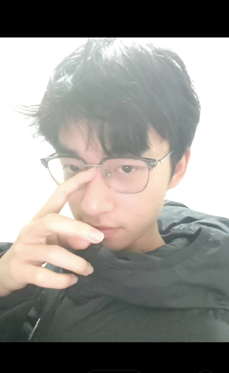 xiaJiuXYZ's tweet photo. 之前的照片好好笑，像小屁孩 https://t.co/UITvEEpDA4