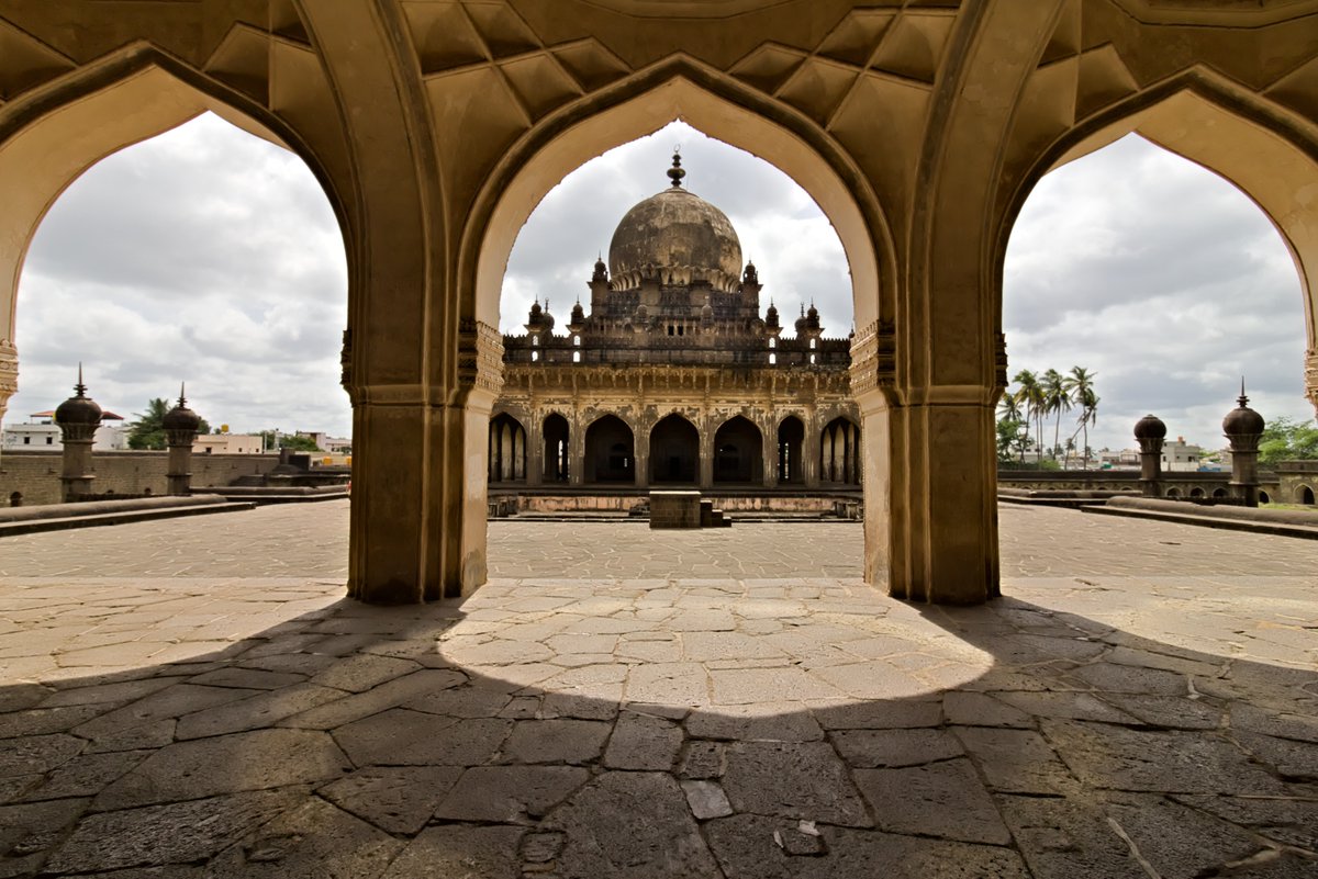 anacarolina16's tweet photo. Ibrahim Rauza, the funerary complex of Sultan Ibrahim Adil Shah II in Bijapur, bathed in sunlight and blissfully free of crowds. Memories of Bijapur. https://t.co/dunTwKZ9a7