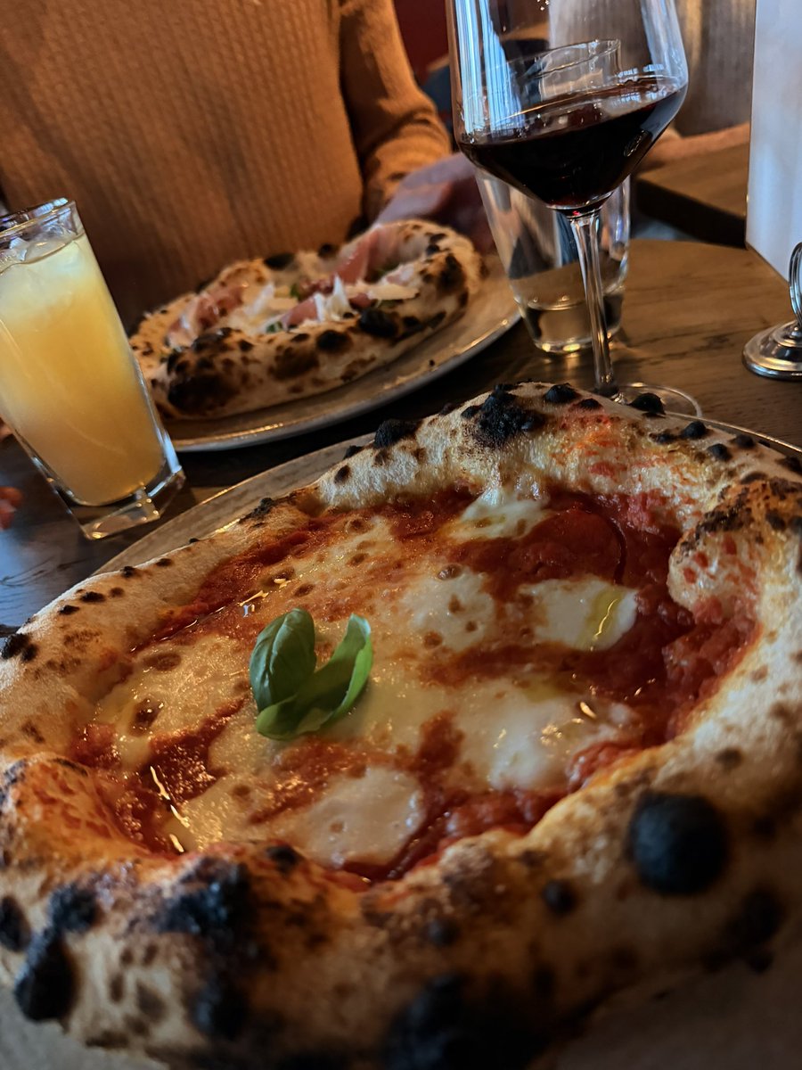 aliuslu74's tweet photo. Oslo’da bir çok restauranta zeytinyağı satıyoruz lakin biraz önce hayatımın en büyük sürprizlerinden birini yaşadım 😅

1-2 ay önce açılan bir pizzacıya geldik. Sahipleri Norveçli ve İtalyan. Masamızı gösterdiler, bir baktım bizim Dardanos acı biberli yağ şişesi var masada 😂🤩
Sipariş verirken garsona sorduk, bu zeytinyağını nereden alıyorsun diye. Otel ve restaurantlara ürün satan bir müşterim var ondan alıyormuş 😎

Neyse pizzalar geldi, müthiş görünüyor, çok güzel pizza unum var denemeni isterim dedim, biz undan çok memnunuz, bir Türk markası, yağları aldığımız yerden alıyoruz dedi, dedim Tellioğlu mu ? Evet biliyor musun ürünü dedi😂 dedim biliyorum, Norveç distribütörü çok iyi bir insandır, ismi de Ali Uslu 😎🤩
Yapamazsın, Türk ürünü satmaz diyenlere inat, başaracağız 🥳🕺🏻🙏🧿