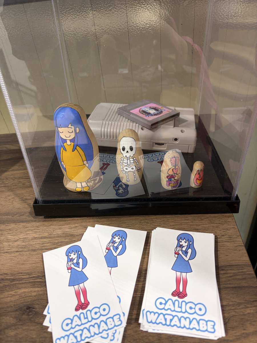 jankarinyan's tweet photo. 渡辺キャリコの個展に行ってきました
実物は色鮮やかで可愛い癒し空間でした🖼️🌟ずっと眺めてたい👁️👁️
ガチャ回したらなんとシールと缶バッジが入ってたよ！お得だね！
個展は10月12日まで！もうすぐ終わっちゃうので皆、急げ🏃‍♀️💨 https://t.co/EZOCkWvq7C