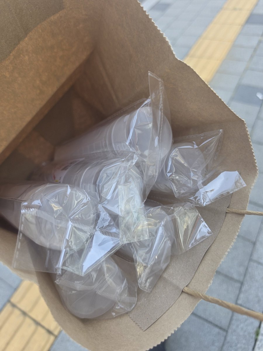 hoilove226's tweet photo. 다이소 길이조절 붓통 요즘 이것저것 담고 
덕질러는 슬로건 안구겨지게 담는걸로 핫하다길래 구매하려고 내가 일하는 매장 재고조회 하니 아예 없음ㅋㅋ 재고조회 해보니 친언니 사는동네에 있다길래 가서 보니 6개 있어서 다~ 사옴ㅋㅋ 
덕친들 만나면 노나줘야지~ 😁

품번: 1076332 구매시 참고! https://t.co/fh2G4n7Up0