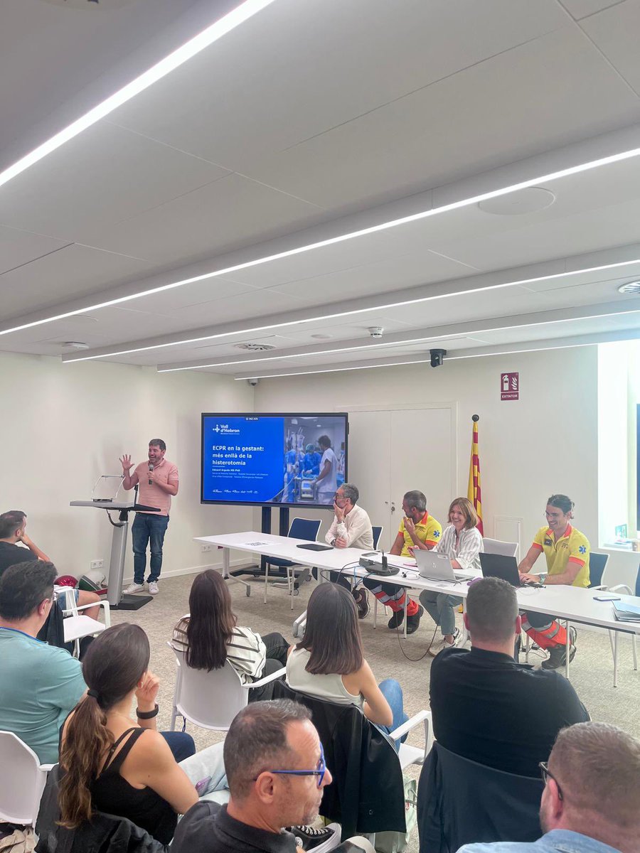 semgencat's tweet photo. En la jornada ‘Maneig de la gestant en ACR en l'àmbit prehospitalari’ ha tingut lloc aquesta taula rodona sobre opcions de maneig :

🔹ECMO-RCP. Exposat per Eduard Argudo, metge, Medicina Intensiva de l'Hospital Universitari de la Vall d'Hebron.

🔹 SVA adaptat +/- Trombòlisi, en contra de traslladar per ECMO i de fer histerotomia. Per Jesús Ramírez, metge del SEM.

🔹 Histerotomia de ressuscitació prehospitalària. Per Francesc Carmona, metge del SEM.