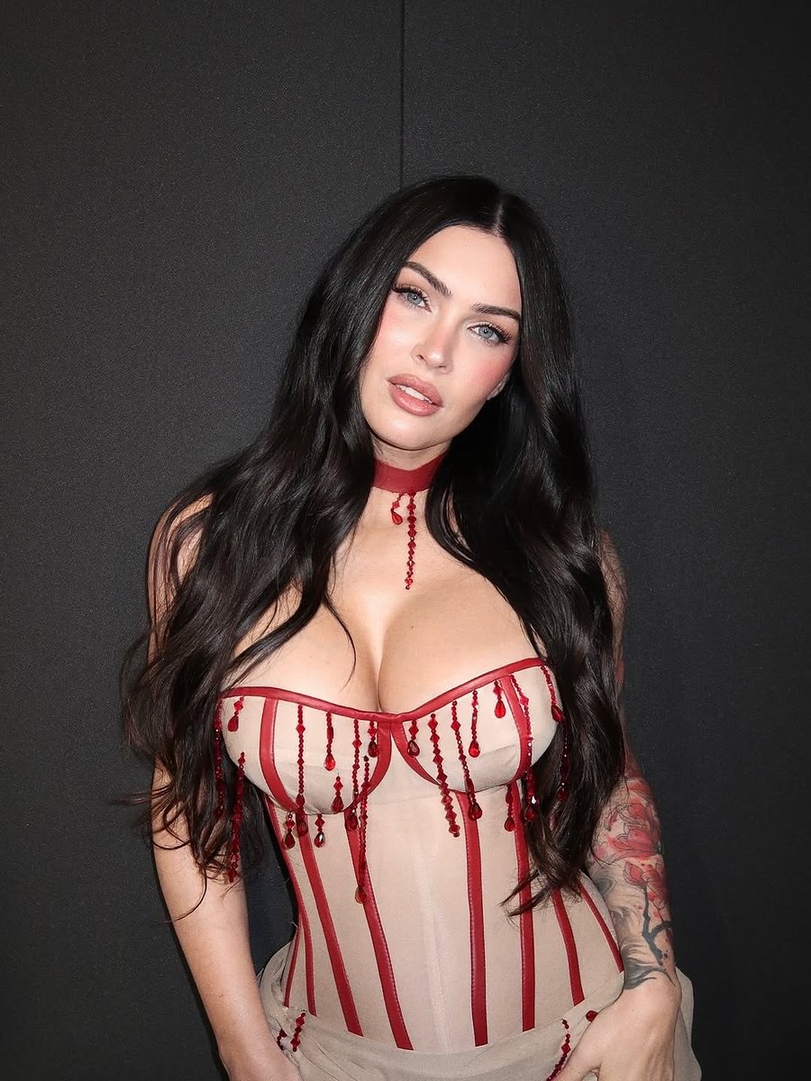 meganfoxcentral's tweet photo. A foto é de 2025, sete meses após o nascimento do 4º filho da Megan Fox, e foi editada por um hater. Ela continua linda, e é absurdo esperar que tenha o mesmo rosto de quase 20 anos atrás: aos 40, as pessoas envelhecem❗ https://t.co/LJIC7BjaYx