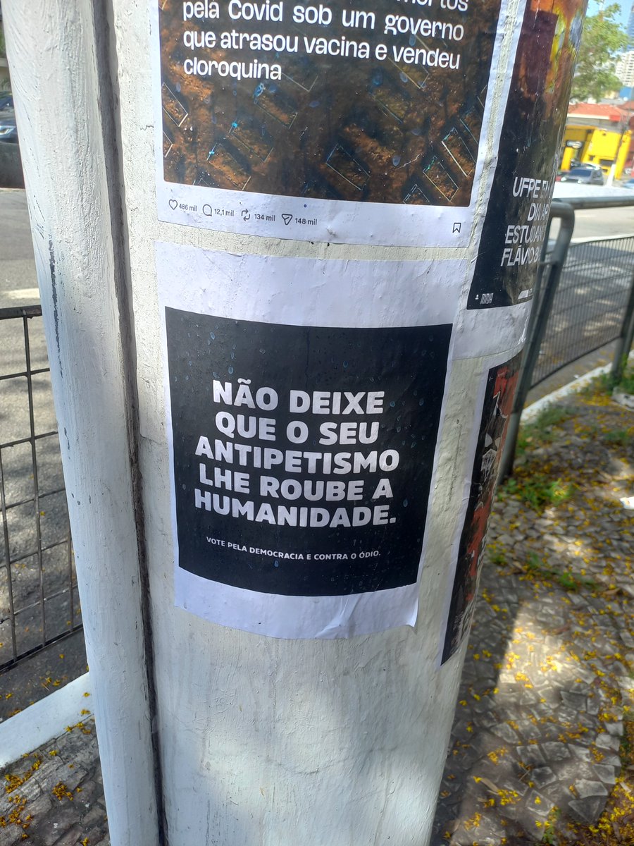 vilunaverso's tweet photo. gente nao parem de colar lambe lambes, nao parem de grudar nos pontos de ônibus e nas estações, as pessoas precisam ver fora das redes tbm https://t.co/L1fnAzdj53