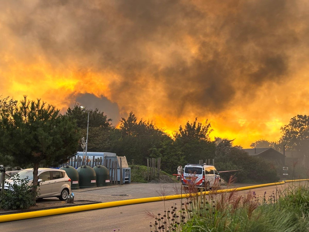 Grote brand bij de ondergaande zon in Hellevoetsluis