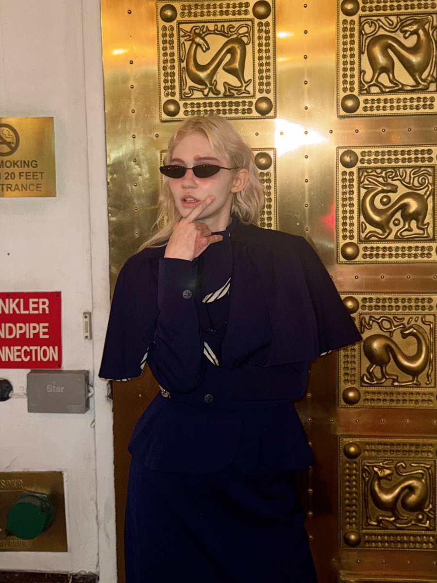 Grimezsz's tweet photo. New music video in 5 minutes on youtube 👓 https://t.co/2ySWP9Ol64