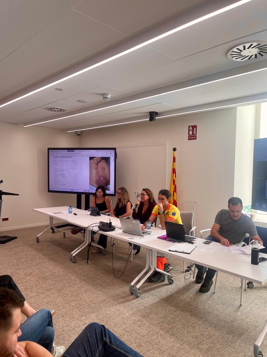 semgencat's tweet photo. @vallhebron 📸: ‘La histerotomia de ressuscitació al SEM’ ha permès exposar casos recents i compartir els aprenentatges per part dels assistencials implicats: https://t.co/9iUOPcbEvr