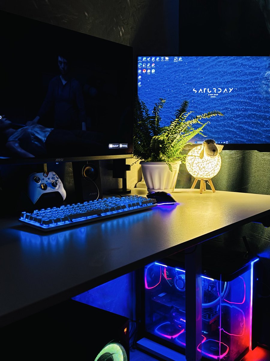 Constantinxngz's tweet photo. 改めて、前にも話したけど、僕はゲーマーで、ゲームをするのが大好きです！🎮

もし興味があれば、あとで僕がどんなゲームを遊んでいるのか、どのゲーム機やプラットフォームで遊んでいるのかも紹介したいです！

みなさんはゲームをしますか？ もしするなら、どんなゲームを遊んでいますか？😊 https://t.co/XrqlITqty4