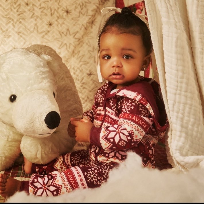 __llaraaaaaa__'s tweet photo. this is tiny rihanna aww https://t.co/YkqxGS3umJ