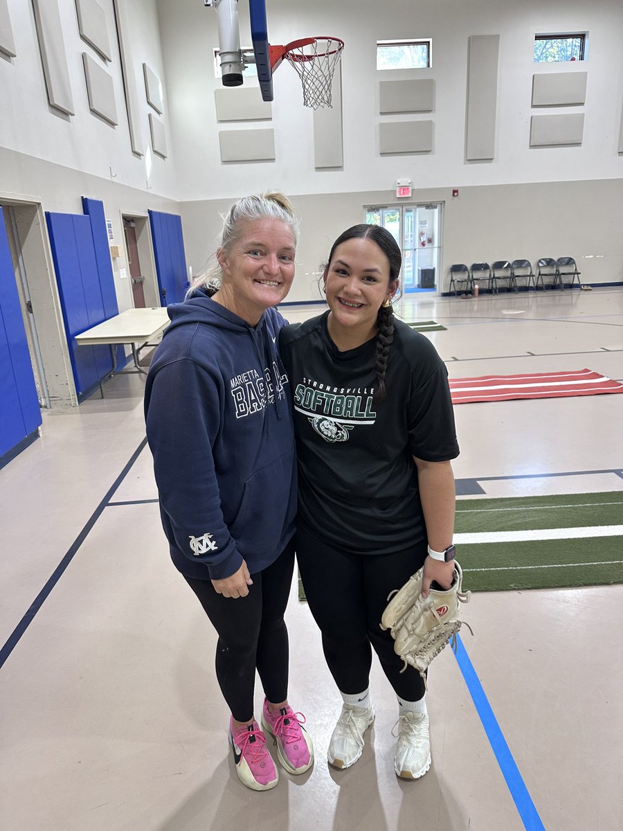 AlyssaAgbuya's tweet photo. Pitching lessons with Coach Kasey is exactly what I needed! Already my powerline and release is way better. Here’s a before &amp; after video. Breaking down the mechanics so I can put the work in!! #imback @SHSmustangsSB @ExplosiveFP @ExtraInningSB @RecruitMatador @SoftballPortal https://t.co/0o51tuhC0k
