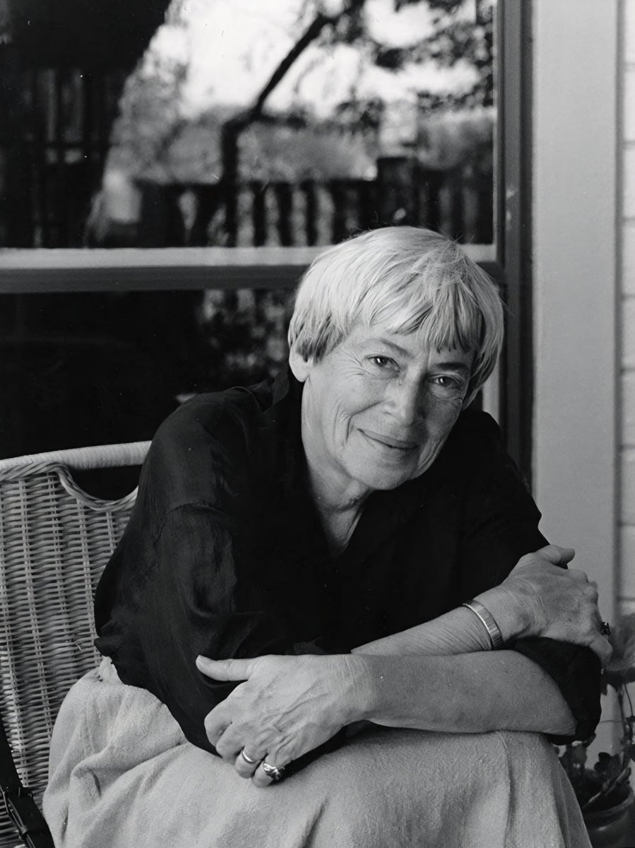 nedo_dertli's tweet photo. "le guin'in kedileri, geçmişin içinde yitip giden nesnelere dönüşmezler; kendi özgül ağırlıklarını her an hissettiren özgür ruhlu özneler olarak büyük boşlukta mekân tutarlar."

libre kültür'de yazdım; ursula k. le guin'in kedi kitabı 🐈‍⬛ 📚
...
https://t.co/XkMAkTBJ9l https://t.co/XNtSv6OyMF