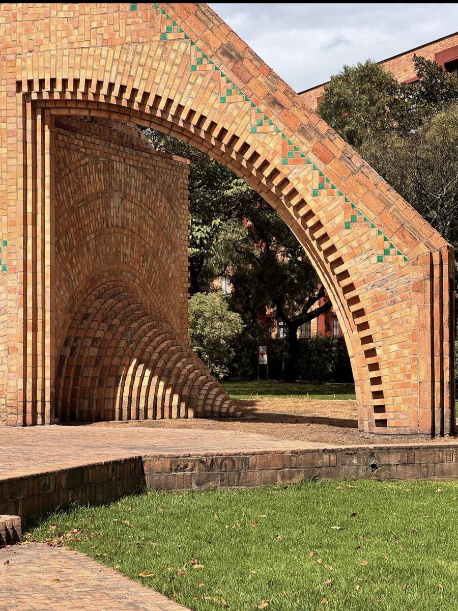 hectorvelazhv's tweet photo. Esta obra fue diseñada por Carlos Mijares Bracho en Colombia, fue mi maestro en la UNAM, el manejo de tabique es espectacular https://t.co/kHxtCSYvMI