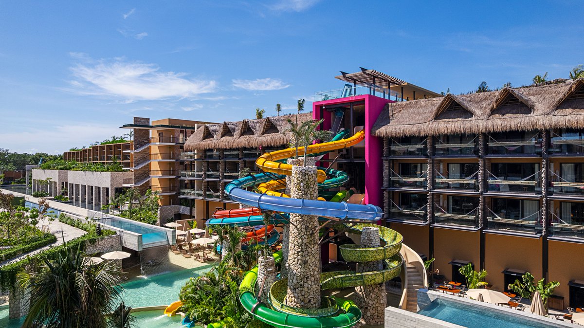 MexDestination's tweet photo. Casa Vida en @hotelxcaretmx reúne planes para todas las edades: un rooftop para compartir en familia, toboganes para sumar un poco de adrenalina y Xinema para disfrutar un snack a cualquier hora.

#MéxicoDestinationClub https://t.co/SakEqLZf8V