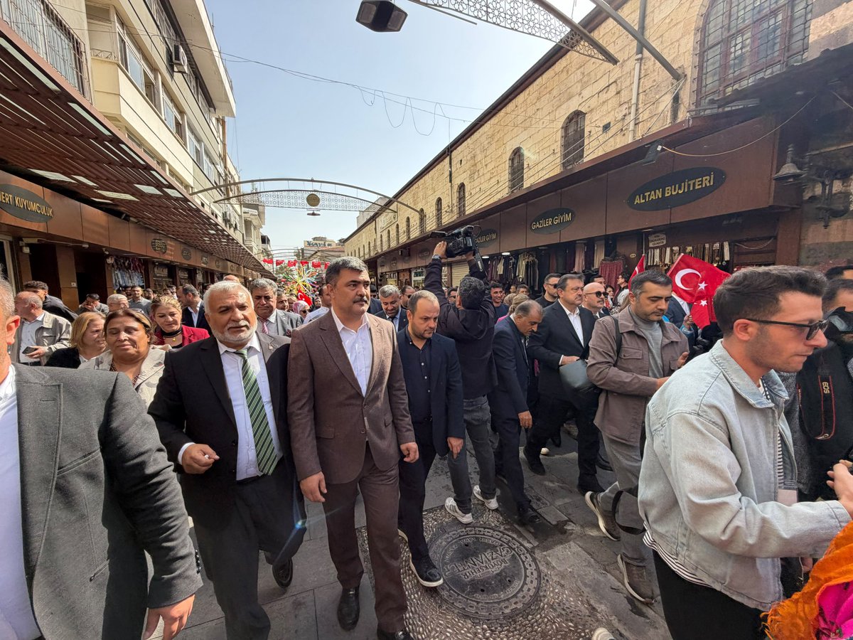 avmehmettiryaki's tweet photo. İl Başkanımız Sayın Fatih Muhaddis Fedaioğlu, Vali Yardımcımız Sayın Bülent Uygun, Gaziantep Büyükşehir Belediye Başkanımız Sayın Fatma Şahin, Şahinbey Belediye Başkanımız Sayın Mehmet Tahmazoğlu, Şehitkamil Belediye Başkan Yardımcımız Sayın Hülya Kılıç, İlçe Başkanımız Sayın İsmail Güler, il ve ilçe yönetim kurulu üyelerimizle birlikte GastroAntep Uluslararası Gastronomi Kültür Yolu Festivali kapsamında düzenlenen kortej yürüyüşüne katılım sağladık.

Gaziantep’imizin eşsiz mutfak kültürünü ve köklü gastronomi mirasını dünyaya tanıtan bu kıymetli organizasyonun şehrimize hayırlı olmasını diliyor, emeği geçen herkese teşekkür ediyorum.
@abuyukgumus 
@hakanaksu058 
@vahitatalan 
@iekarayel 
@abdulhamitgul 
@EyupOzkececi 
@AliSahin501 
@deryabakbak27 
@mesutbozatli 
@irfancelikaslan 
@BBozgeyik_27 
@2727mmg2727 
@FatmaSahin 
@mtahmazoglu 
@fmfedaioglu 
@AKGMTeskilat
#GönüldenGönüle