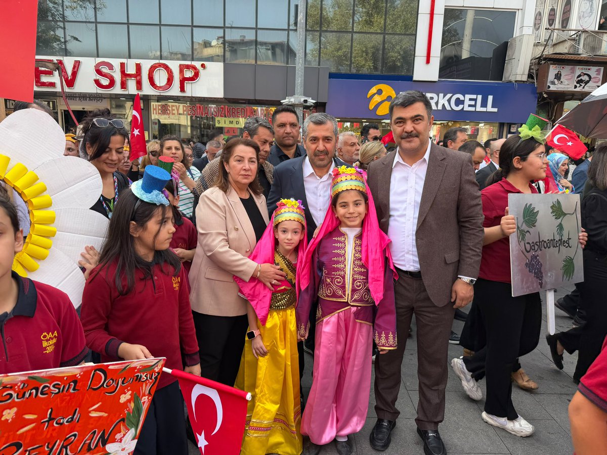 avmehmettiryaki's tweet photo. İl Başkanımız Sayın Fatih Muhaddis Fedaioğlu, Vali Yardımcımız Sayın Bülent Uygun, Gaziantep Büyükşehir Belediye Başkanımız Sayın Fatma Şahin, Şahinbey Belediye Başkanımız Sayın Mehmet Tahmazoğlu, Şehitkamil Belediye Başkan Yardımcımız Sayın Hülya Kılıç, İlçe Başkanımız Sayın İsmail Güler, il ve ilçe yönetim kurulu üyelerimizle birlikte GastroAntep Uluslararası Gastronomi Kültür Yolu Festivali kapsamında düzenlenen kortej yürüyüşüne katılım sağladık.

Gaziantep’imizin eşsiz mutfak kültürünü ve köklü gastronomi mirasını dünyaya tanıtan bu kıymetli organizasyonun şehrimize hayırlı olmasını diliyor, emeği geçen herkese teşekkür ediyorum.
@abuyukgumus 
@hakanaksu058 
@vahitatalan 
@iekarayel 
@abdulhamitgul 
@EyupOzkececi 
@AliSahin501 
@deryabakbak27 
@mesutbozatli 
@irfancelikaslan 
@BBozgeyik_27 
@2727mmg2727 
@FatmaSahin 
@mtahmazoglu 
@fmfedaioglu 
@AKGMTeskilat
#GönüldenGönüle
