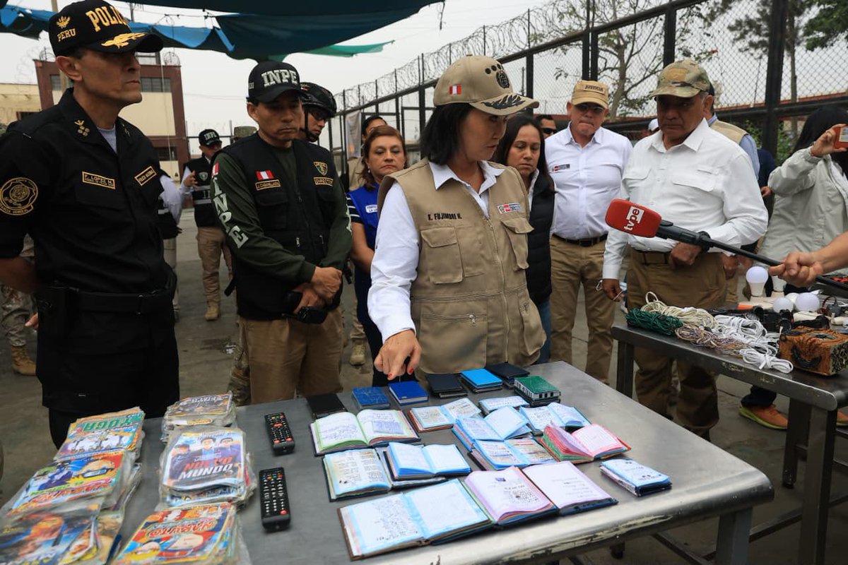 presidenciaperu's tweet photo. REFORZAMOS EL CONTROL DE LOS PENALES PARA ENFRENTAR AL CRIMEN ORGANIZADO.

La presidenta de la república, Keiko Fujimori, llegó a Trujillo para inspeccionar el penal El Milagro, supervisar su Centro de Control y recibir los resultados de la requisa y las intervenciones de seguridad ejecutadas en el establecimiento.

El Gobierno refuerza las acciones de control penitenciario como parte de su estrategia de lucha contra la criminalidad y el crimen organizado.

#ComandoUnificado
