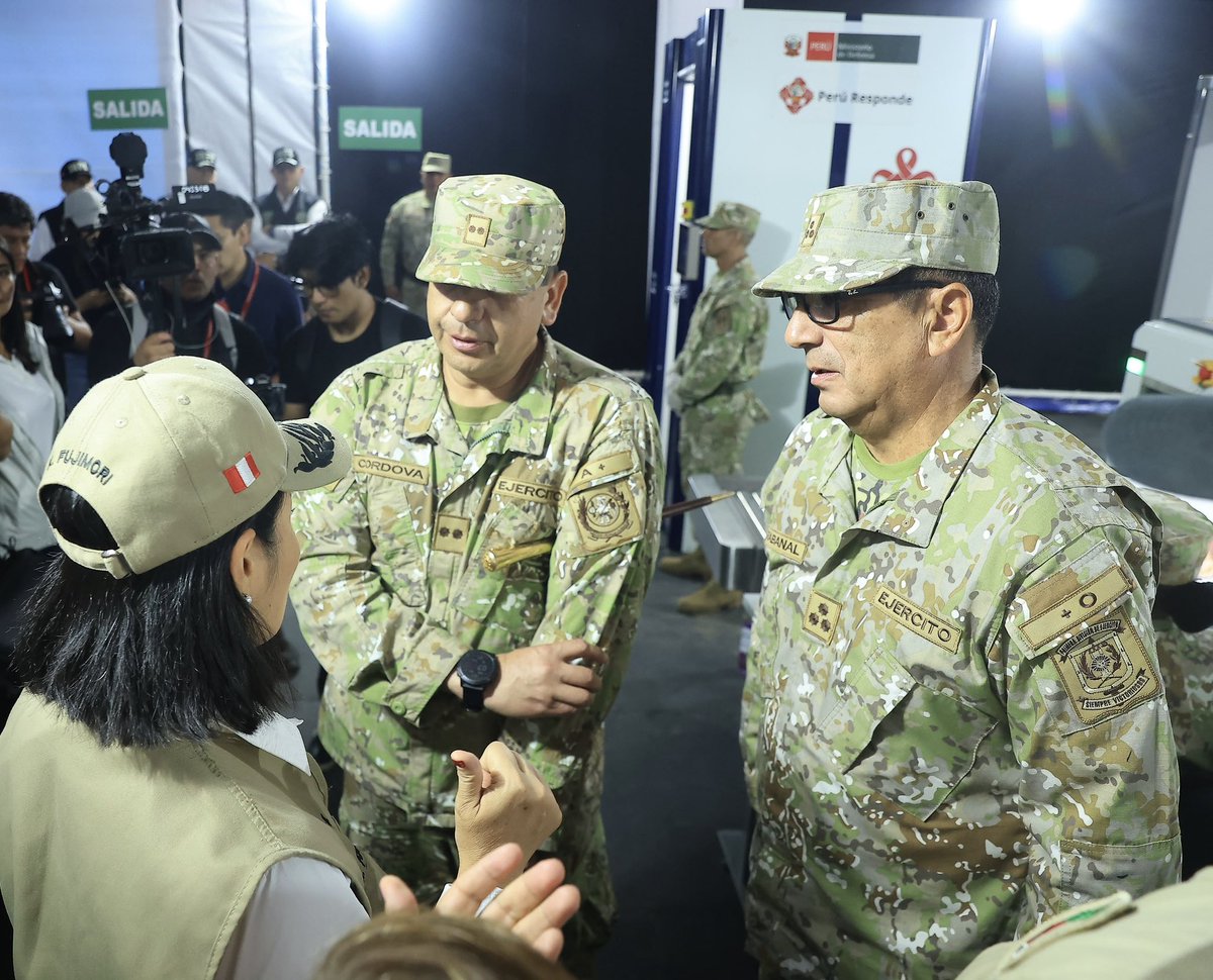 presidenciaperu's tweet photo. REFORZAMOS EL CONTROL DE LOS PENALES PARA ENFRENTAR AL CRIMEN ORGANIZADO.

La presidenta de la república, Keiko Fujimori, llegó a Trujillo para inspeccionar el penal El Milagro, supervisar su Centro de Control y recibir los resultados de la requisa y las intervenciones de seguridad ejecutadas en el establecimiento.

El Gobierno refuerza las acciones de control penitenciario como parte de su estrategia de lucha contra la criminalidad y el crimen organizado.

#ComandoUnificado
