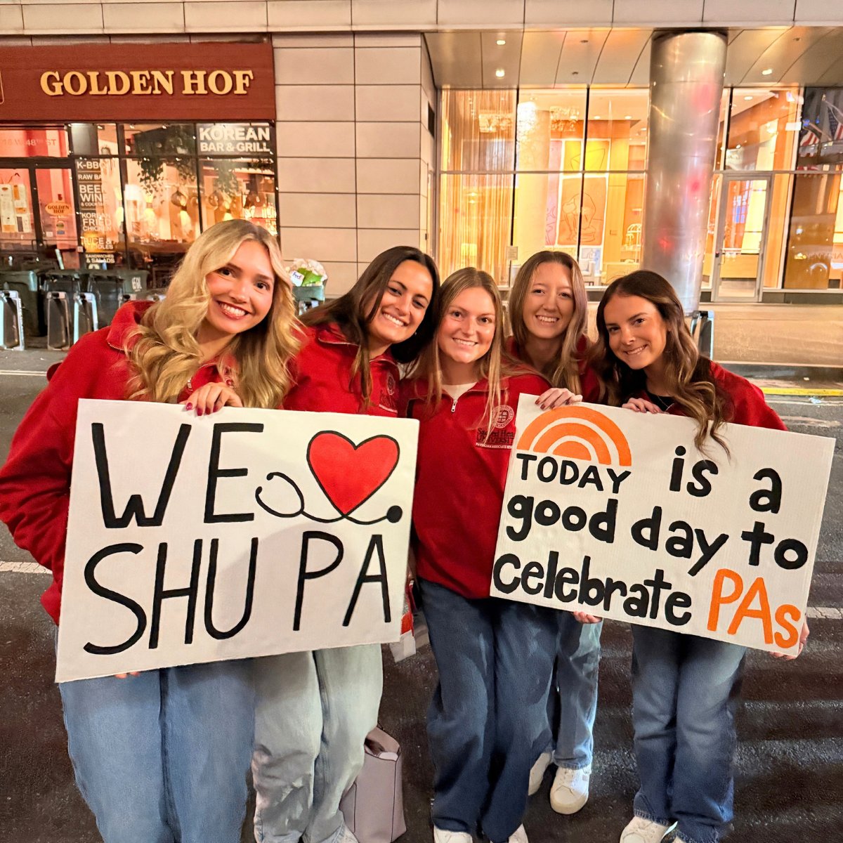 AAPAorg's tweet photo. We are in awe — the PA profession showed up today! 🤩 Nearly 700 PAs and students took over the @TODAYshow plaza in their white coats to represent this great profession! 🙌 🗽#PAweek #PAsGoBeyond https://t.co/8rs5J7Z6J0