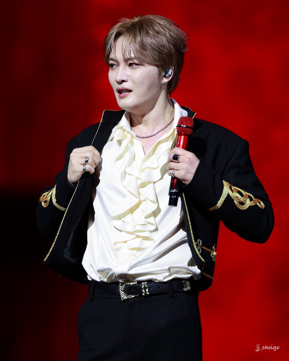 0912choigo's tweet photo. 너무 더운 것 같은데🥵그냥 버..버…서…🤓
覺得熱就脫掉吧💃🏻

261009 JX 2026 TOUR CONCERT〈CORE〉in INCHEON 

#김재중 #영웅재중 #베이비스 #kimjaejoong #herojaejoong https://t.co/ktN1aAKoN6