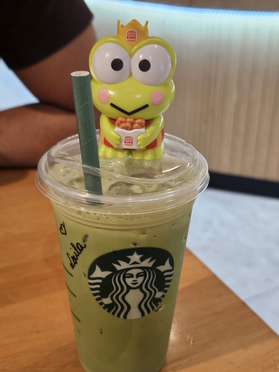 deerfairydust's tweet photo. matei 46 keroppis pra fazer esse matcha, mas ele não sabe,  por isso tá com essa cara de bobão https://t.co/FlSvn6GFsd