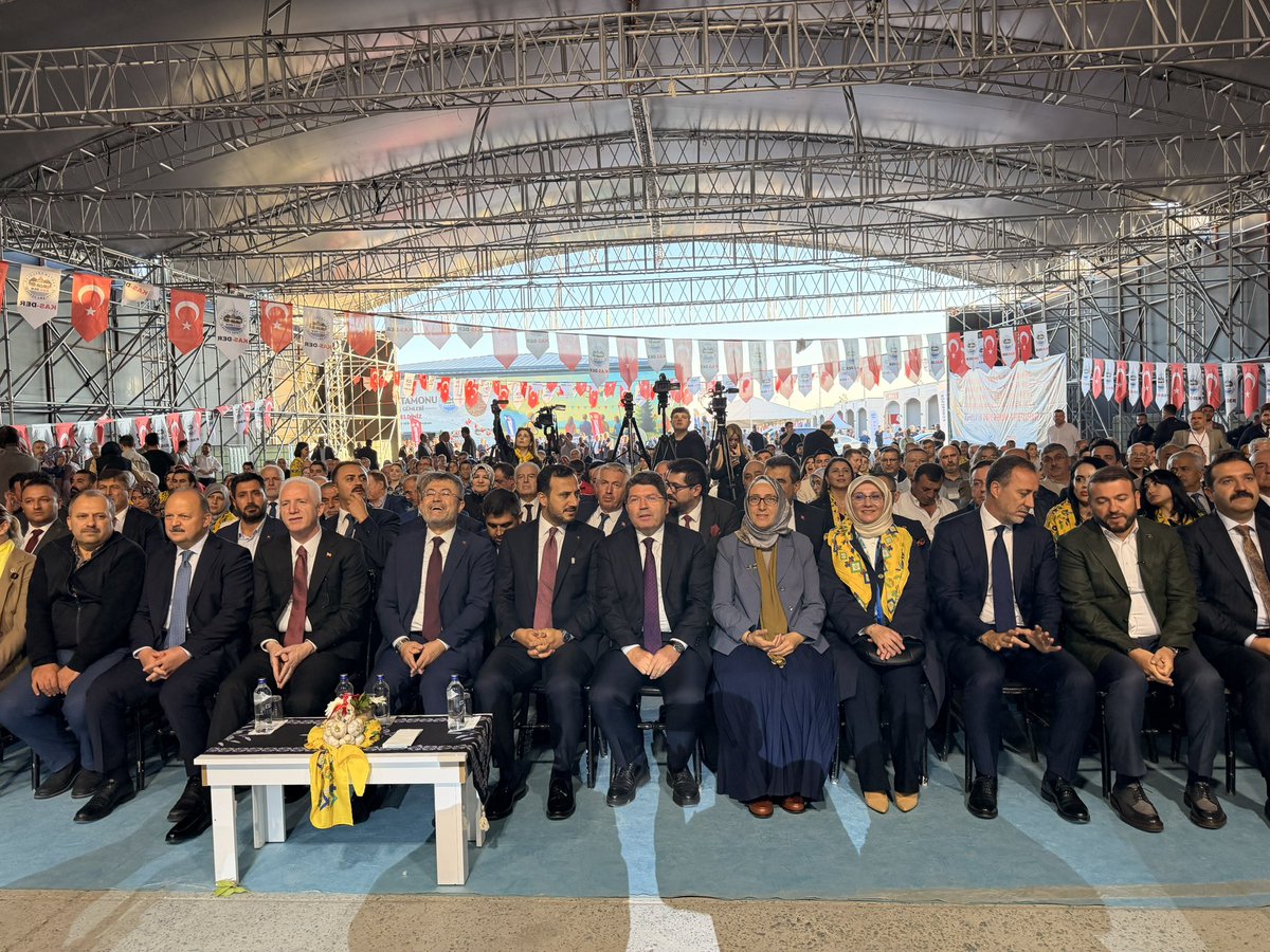 yilmaztunc's tweet photo. İstanbul’da düzenlenen 20. Kastamonu Tanıtım Günleri’ne katılarak kıymetli Kastamonulu hemşehrilerimizle bir araya geldik.

Öğrencilik yıllarımın geçtiği, gönlümde müstesna bir yere sahip olan Kastamonu’nun köklü tarihini, zengin kültürünü ve güzel değerlerini yaşatan bu anlamlı organizasyonda hemşehrilerimizle buluşmaktan büyük memnuniyet duydum.

Bu güzel buluşmaya emek veren KAS-DER başta olmak üzere herkese teşekkür ediyor, tüm hemşehrilerime sevgi ve muhabbetlerimi sunuyorum.