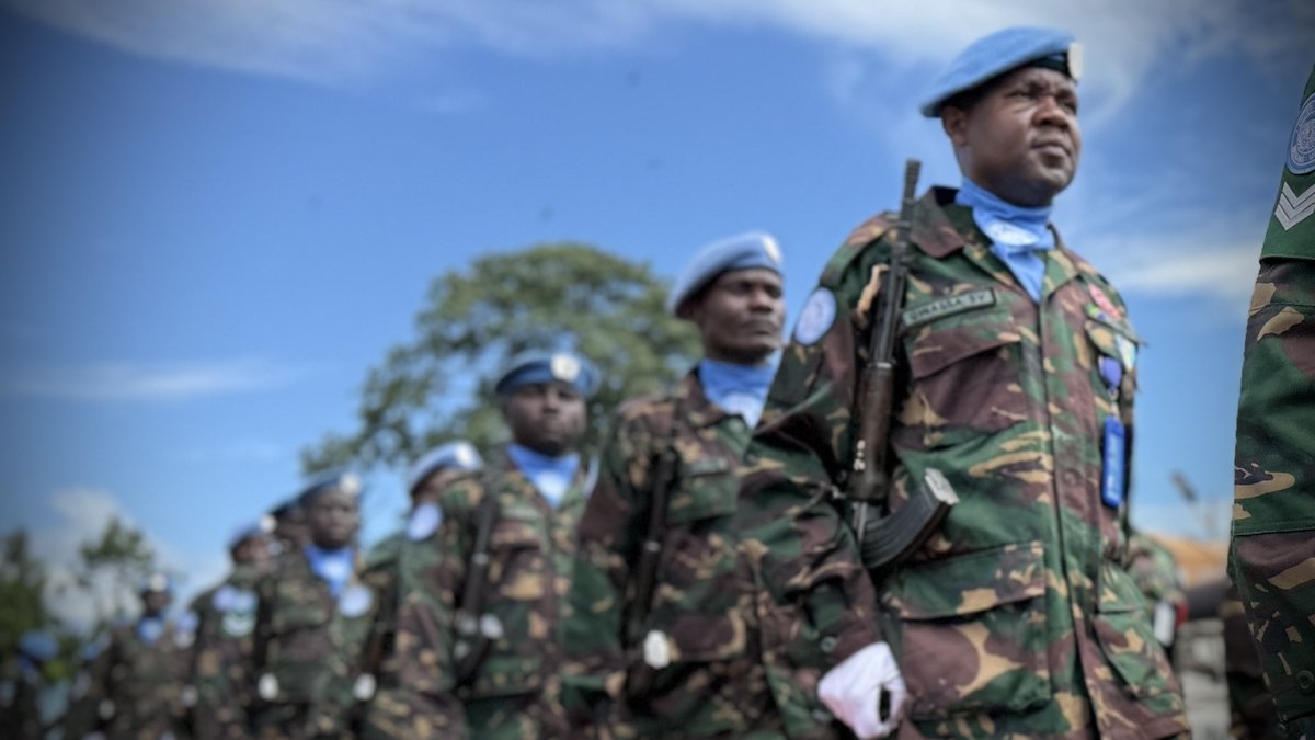 UN_CAR's tweet photo. Protecting civilians, securing elections, conducting joint patrols with the FACA, and supporting communities: in Berberati, in the Mambere-Kadeï prefecture (in the western Central African Republic 🇨🇫), 400 Tanzanian 🇹🇿#MINUSCA peacekeepers, including 44 women, were awarded the United Nations Medal for their service in the country.