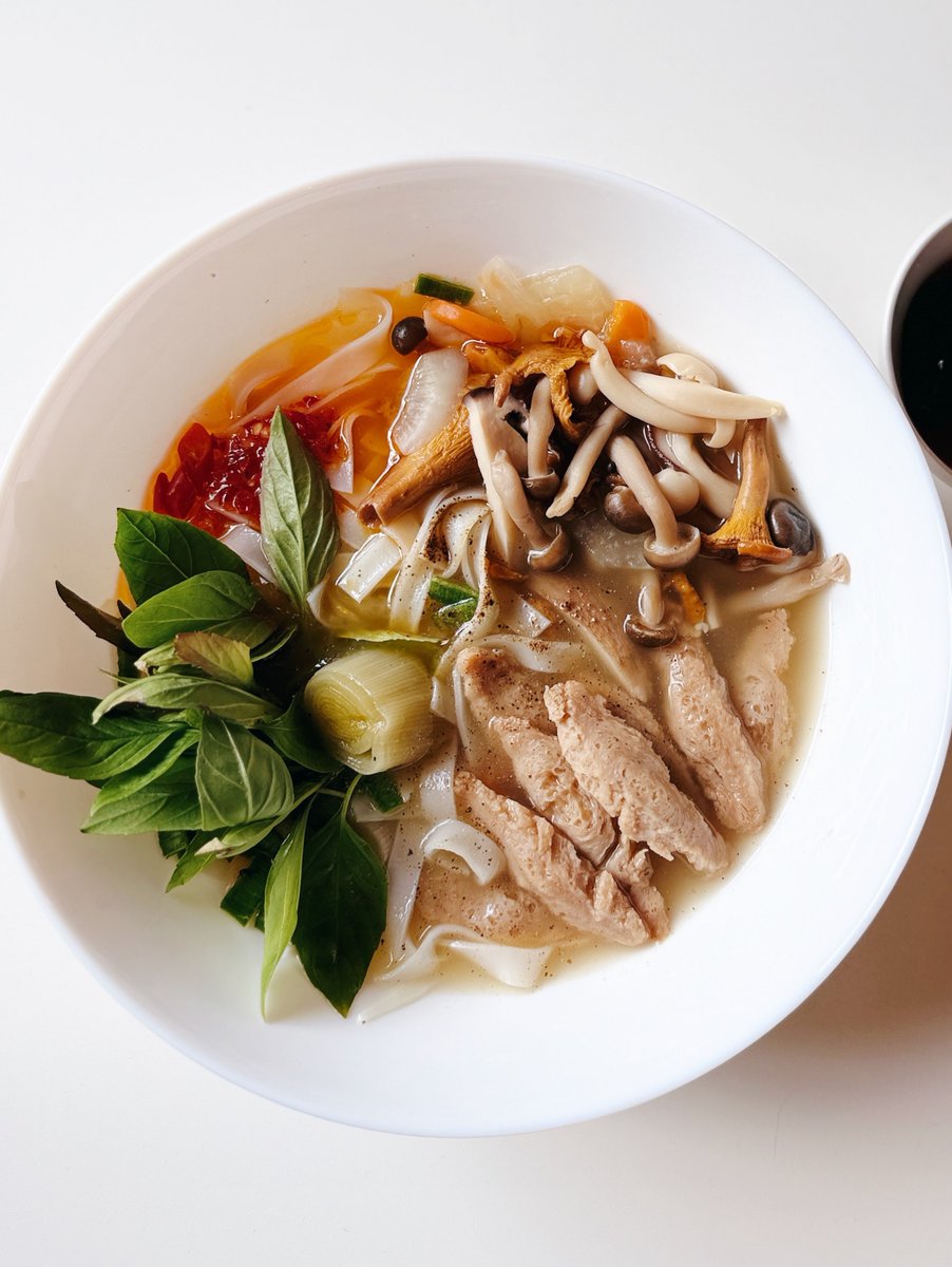 CANGRETON's tweet photo. Phở gà chay đầy ắp nấm, thơm ngon và thanh nhẹ cho anh em. https://t.co/oG98KXj66y