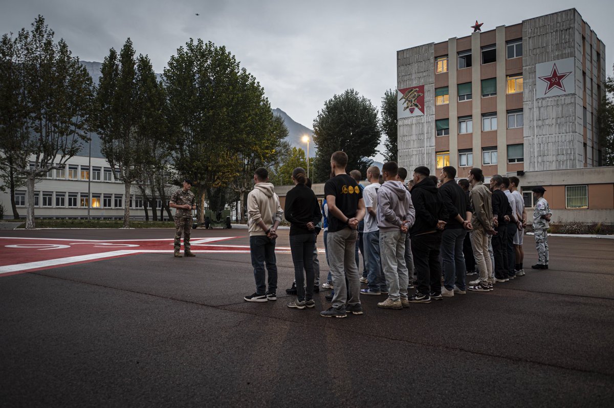 93eRAM's tweet photo. 𝗜𝗹𝘀 𝘀𝗼𝗻𝘁 𝗹𝗲𝘀 𝗽𝗿𝗲𝗺𝗶𝗲𝗿𝘀 ! 🇫🇷

C’est signé ! Un premier engagement, fort et symbolique, qui marque le début de leur service national au 93e RAM !🦅

#armeedeterre #troupesdemontagne #ASN #servicenational https://t.co/LXSEMxNXxo