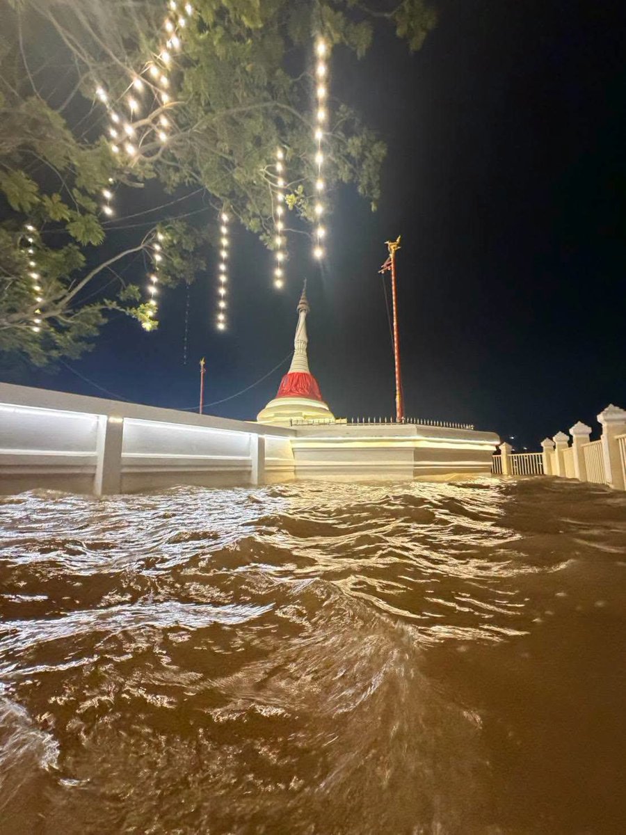 sirotek's tweet photo. เจ้าพระยาน้ำทะลักท่วมเกาะเกร็ดแล้ว ภาพบรรยากาศช่วงค่ำ ริมแม่น้ำวัดปรมัยยิกาวาส วรวิหาร เกาะเกร็ด อ.ปากเกร็ด จ.นนทบุรี #น้ำท่วม #น้ำท่วม69

Cr.วัดปรมัยยิกาวาส วรวิหาร https://t.co/Yo2LR2MC6z