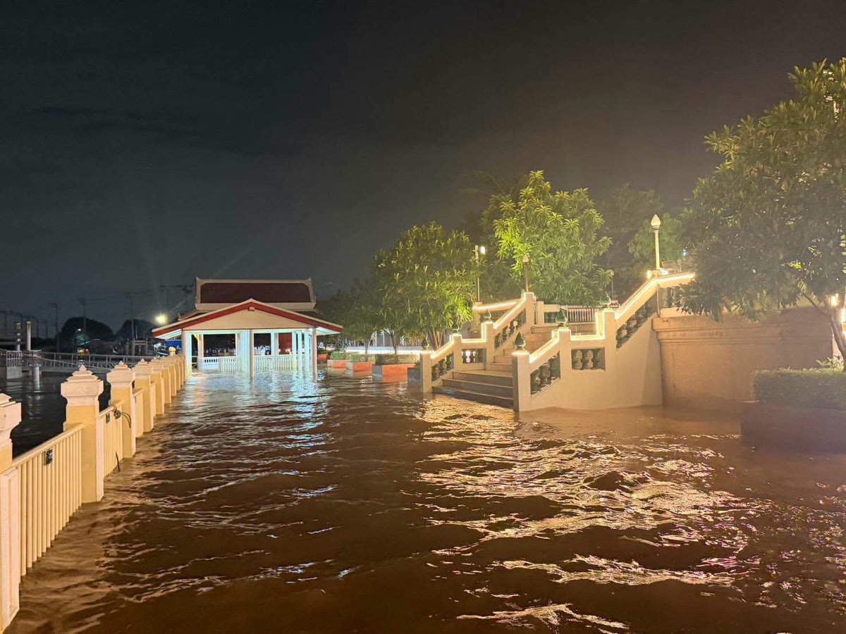 sirotek's tweet photo. เจ้าพระยาน้ำทะลักท่วมเกาะเกร็ดแล้ว ภาพบรรยากาศช่วงค่ำ ริมแม่น้ำวัดปรมัยยิกาวาส วรวิหาร เกาะเกร็ด อ.ปากเกร็ด จ.นนทบุรี #น้ำท่วม #น้ำท่วม69

Cr.วัดปรมัยยิกาวาส วรวิหาร https://t.co/Yo2LR2MC6z
