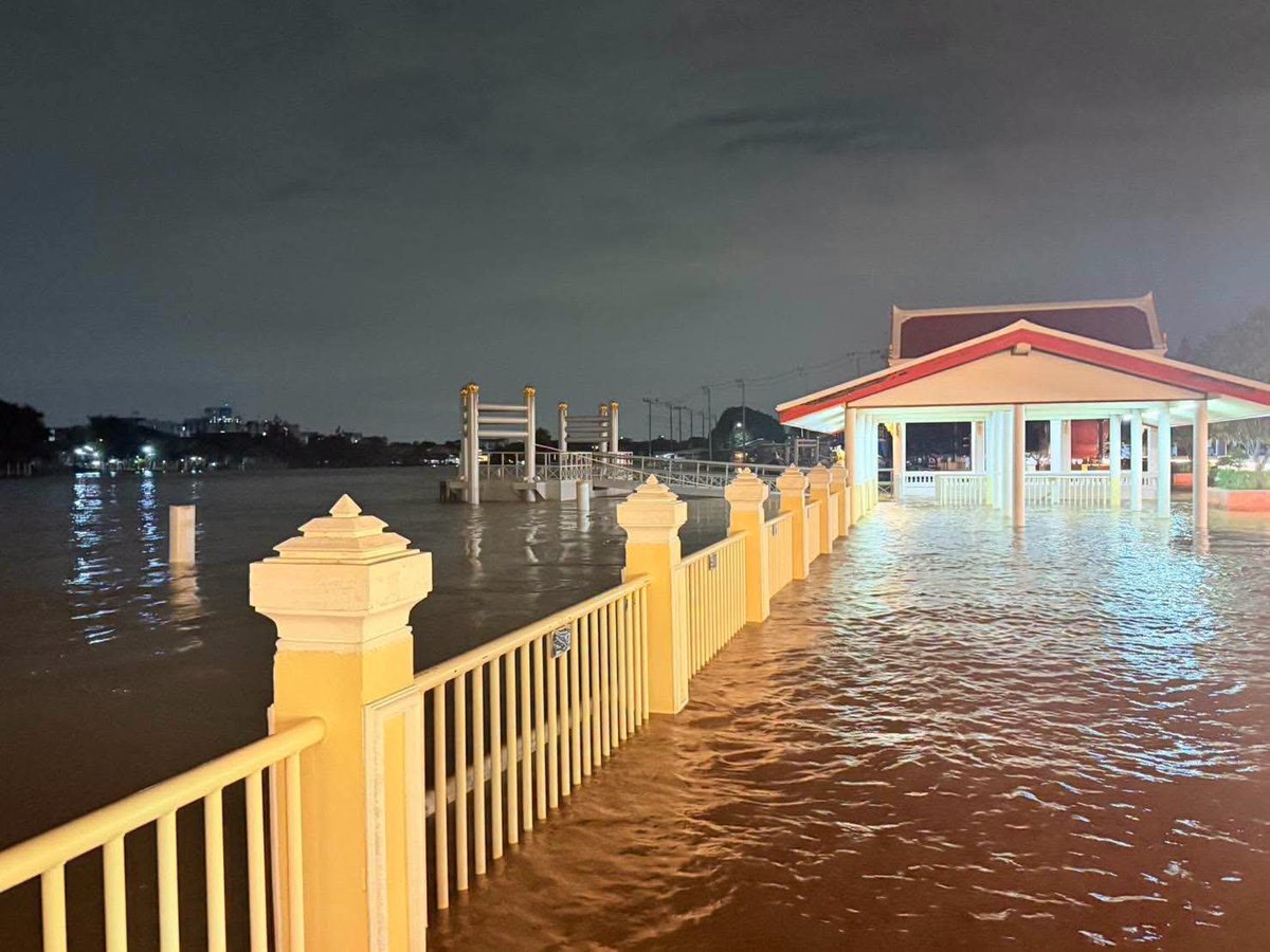 sirotek's tweet photo. เจ้าพระยาน้ำทะลักท่วมเกาะเกร็ดแล้ว ภาพบรรยากาศช่วงค่ำ ริมแม่น้ำวัดปรมัยยิกาวาส วรวิหาร เกาะเกร็ด อ.ปากเกร็ด จ.นนทบุรี #น้ำท่วม #น้ำท่วม69

Cr.วัดปรมัยยิกาวาส วรวิหาร https://t.co/Yo2LR2MC6z