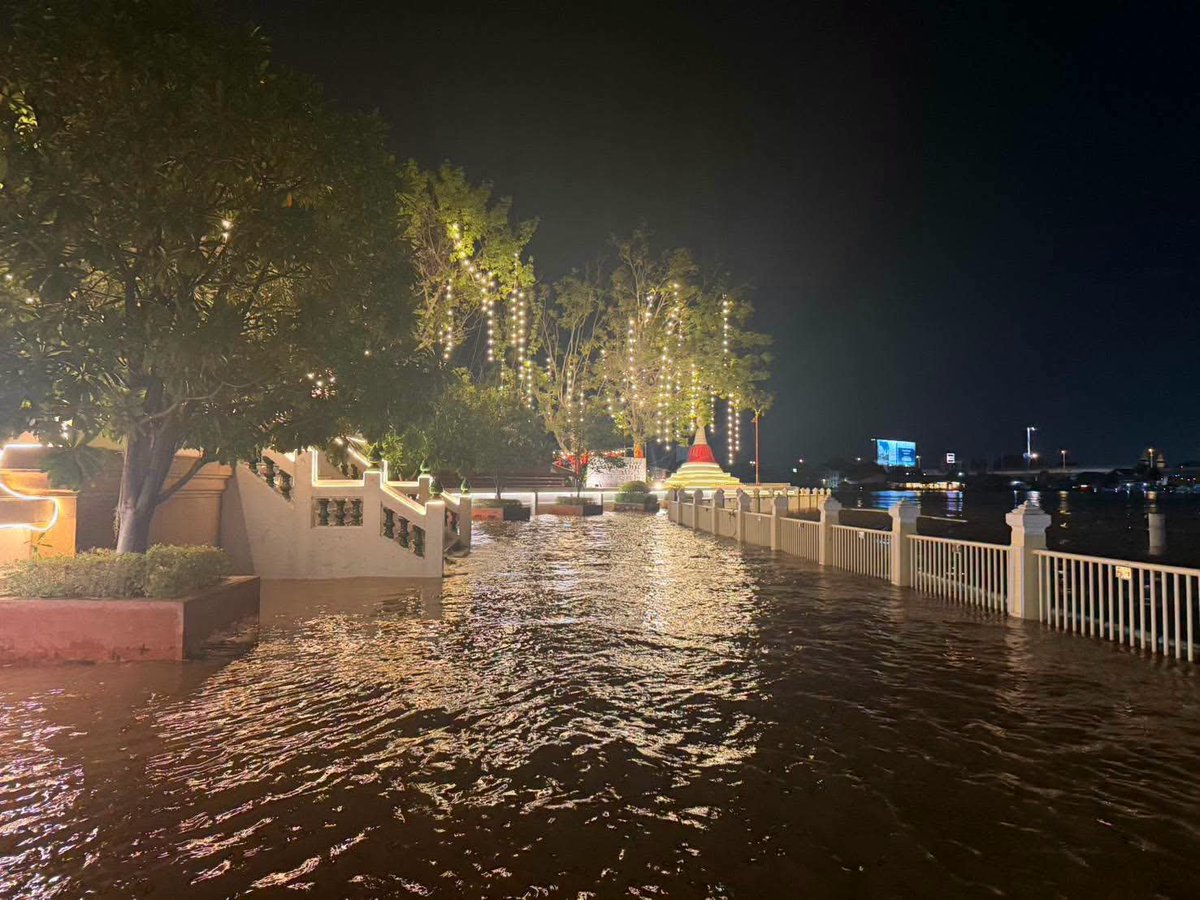 sirotek's tweet photo. เจ้าพระยาน้ำทะลักท่วมเกาะเกร็ดแล้ว ภาพบรรยากาศช่วงค่ำ ริมแม่น้ำวัดปรมัยยิกาวาส วรวิหาร เกาะเกร็ด อ.ปากเกร็ด จ.นนทบุรี #น้ำท่วม #น้ำท่วม69

Cr.วัดปรมัยยิกาวาส วรวิหาร https://t.co/Yo2LR2MC6z