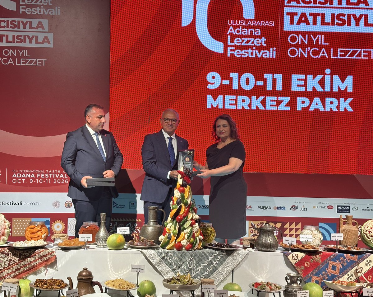 muzeyyensevkin's tweet photo. Bu yıl 10'uncusu düzenlenen Uluslararası Adana Lezzet Festivali'ne katıldık.

Katkıları nedeniyle Adana Büyükşehir Belediye Başkanvekilimiz Güngör Geçer ve Adana Organize Sanayi Bölgesi Başkanı Bekir Sütcü’ye plaketlerini sunduk. 

Adana'mızın zengin mutfak kültürünün tanıtılmasına ve gastronomi turizmine sağladığı katkılar dolayısıyla başta Adana Valiliğimiz ve Adana Büyükşehir Belediyemiz olmak üzere, festivalin düzenlenmesinde emeği geçen tüm kurum ve kuruluşlara teşekkür ediyorum.