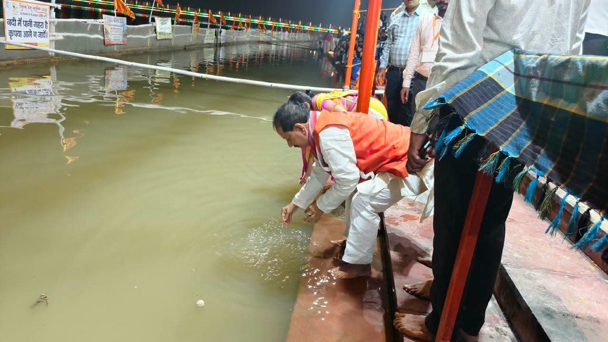 VijayKrSinhaBih's tweet photo. 📍 फल्गु नदी तट, गयाजी

आज मोक्षदायिनी पावन फल्गु नदी के पावन तट पर आयोजित दिव्य एवं भव्य संध्या आरती में सम्मिलित हुआ। 

मंत्रोच्चार, शंखध्वनि और दीपों की जगमगाहट के बीच माँ फल्गु की विधिवत पूजा-अर्चना कर समस्त प्रदेशवासियों एवं देशवासियों के सुख-समृद्धि, उत्तम स्वास्थ्य और बिहार की निरंतर उन्नति व शांति के लिए प्रार्थना की।

हर-हर गंगे! जय माँ फल्गु!🙏

#PhalguRiver #Gayaji #SandhyaAarti #PitrupakshaMahasangam #VijayKumarSinha